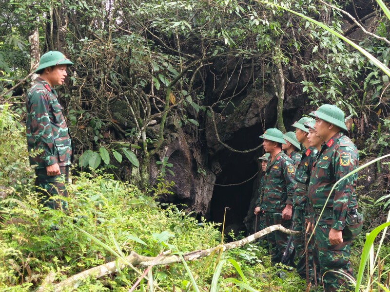 Trung tá Hoàng Vũ Dũng, Đội phó Đội Tìm kiếm, quy tập HCLS, Bộ CHQS tỉnh Tuyên Quang giao nhiệm vụ cho lực lượng tìm kiếm tại khu vực hang Hòn, xã Minh Tân. Ảnh: Đức Tuấn