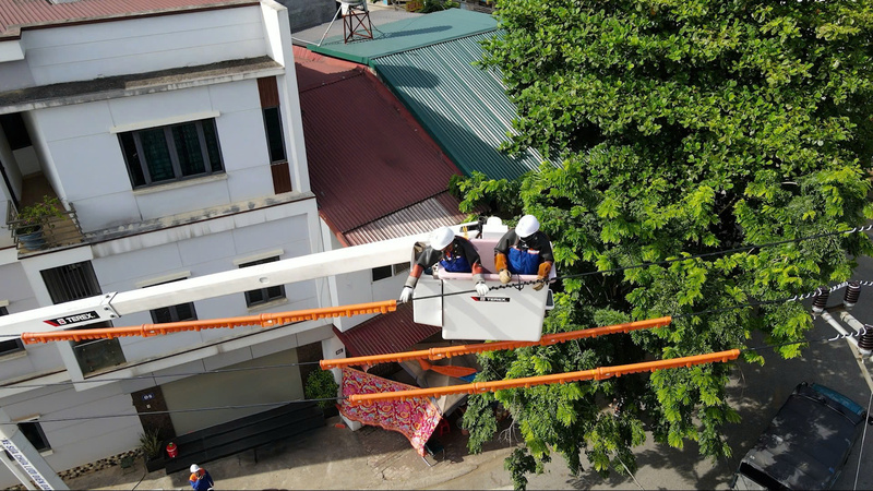 Góc nhìn từ trên cao cho thấy sự phức tạp của lưới điện phân phối; mỗi thao tác của công nhân hotline đều giúp hàng nghìn hộ dân xung quanh không bị gián đoạn sinh hoạt.