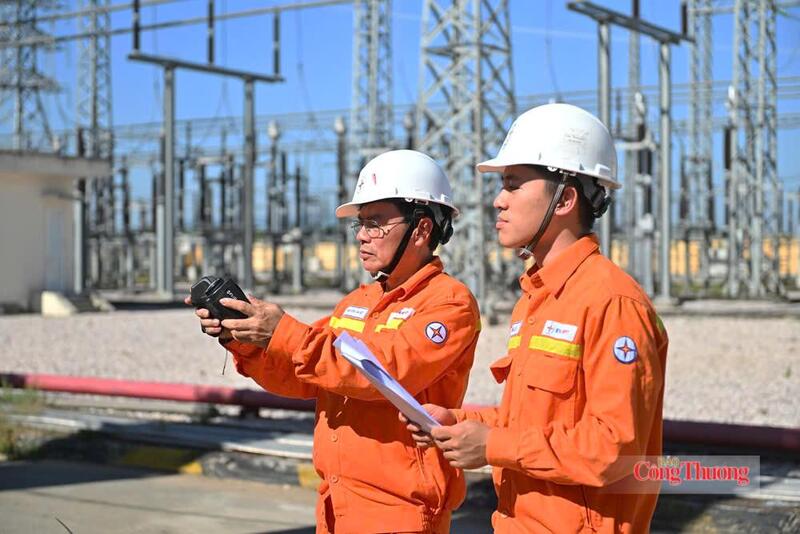 Công nhân ngành điện liên tục kiểm tra tại trạm 500 ki lô Vôn Tây, Hà Nội vào trưa ngày 24/6. Ảnh: Thu Hường