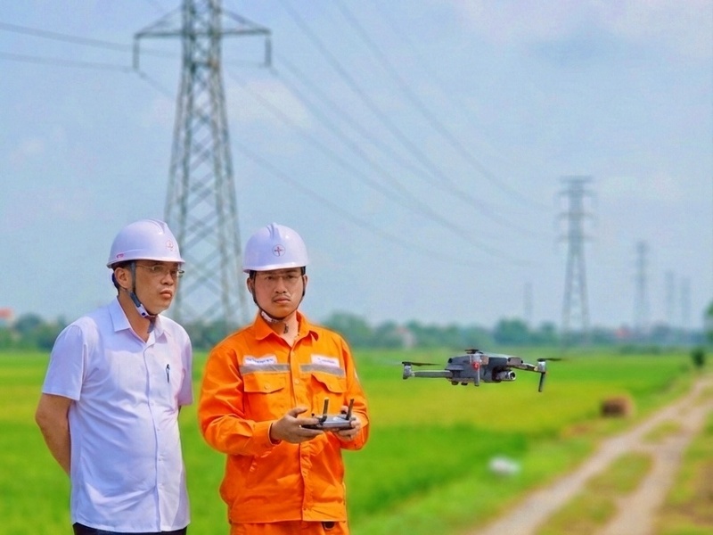 Công nghệ flycam (thiết bị bay không người lái) trang bị camera độ phân giải cao để kiểm tra đường dây và thiết bị trên cao