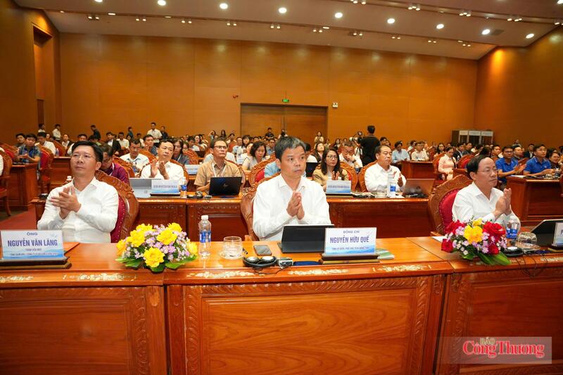 Hội thảo quy tụ lãnh đạo tỉnh Gia Lai, các hiệp hội doanh nghiệp trong và ngoài nước, chuyên gia phát triển bền vững cùng cộng đồng doanh nghiệp quan tâm đến chuyển đổi xanh.