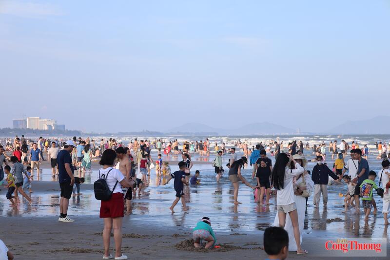Khách du lịch đến với biển Vũng Tàu (TP. Hồ Chí Minh)