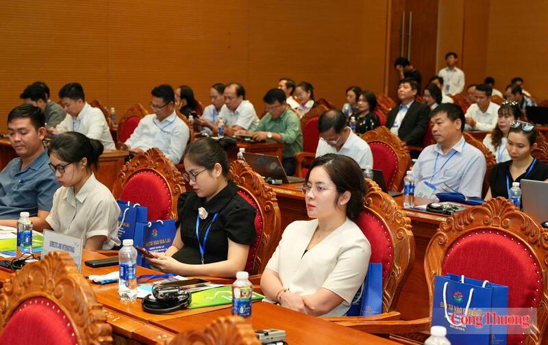 Tại hội thảo, các đại biểu đã được các chuyên gia chia sẻ về những khó khăn trong quá trình chuyển đổi xanh, từ nguồn vốn, công nghệ đến các yêu cầu kỹ thuật của thị trường xuất khẩu.