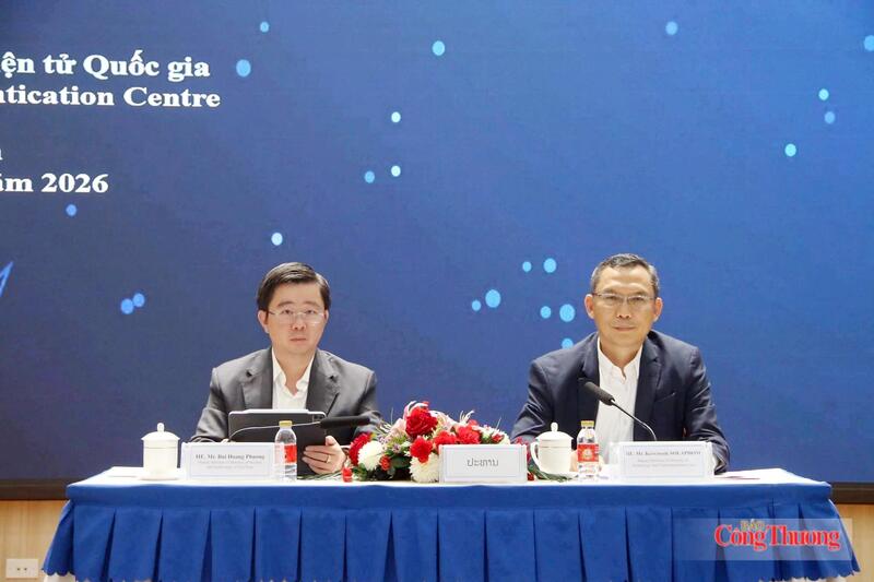 Ông Bùi Hoàng Phương, Thứ trưởng Bộ Khoa học và Công nghệ Việt Nam và ông Keovisouk Solaphom, Thứ trưởng Bộ Công nghệ và Truyền thông Lào đồng chủ trì hội thảo