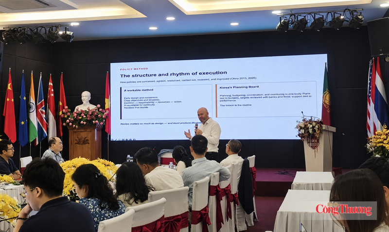 Phó Giáo sư, Tiến sĩ Jonathan D. London, Đại học Leiden, cố vấn cao cấp của Chương trình Phát triển Liên hợp quốc tại Việt Nam phát biểu tại sự kiện. Ảnh: NH