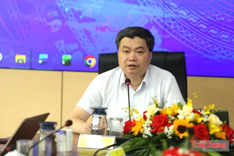 Ông Trần Việt Hòa, Cục trưởng Cục Công nghiệp chủ trì lấy ý kiến tham vấn hoàn thiện dự án Luật Công nghiệp trọng điểm.