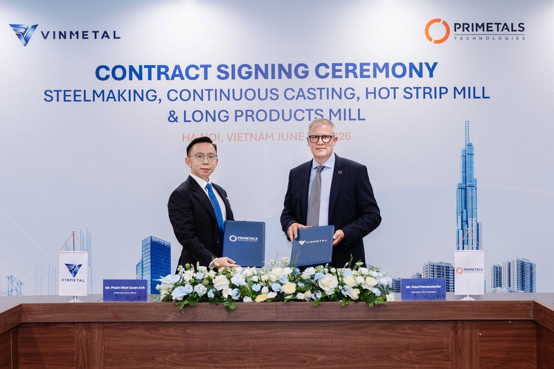Ông Phạm Nhật Quân Anh - Tổng giám đốc VinMetal (trái) và ông Paul Pennerstorfer - Phó Chủ tịch cấp cao Primetals Technologies tại lễ ký kết hợp đồng chính thức giữa hai bên