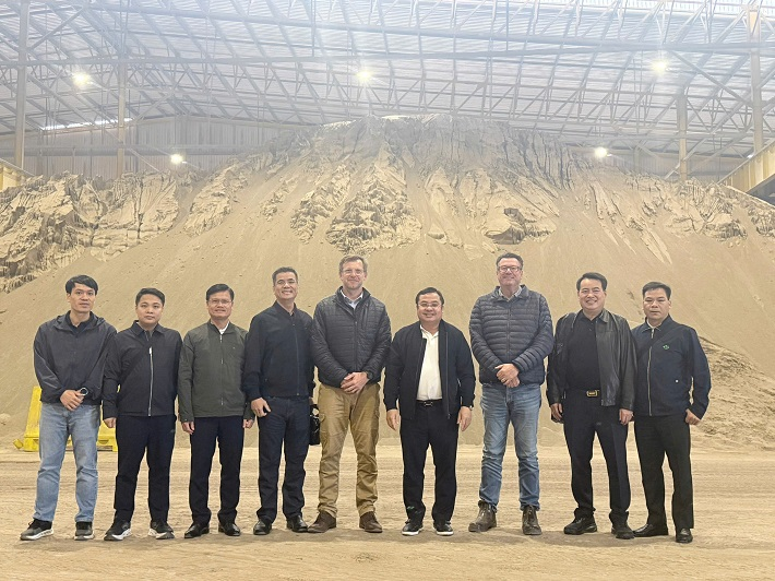 Đoàn công tác Vinachem làm việc với Công ty Kropz về khả năng hợp tác cung ứng quặng apatit cho các đơn vị sản xuất phân bón thuộc Tập đoàn