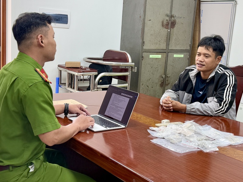 Công an thành phố Huế lấy lời khai đối tượng Mạnh và số bạc trộm cắp. Ảnh: Hồng Nhung