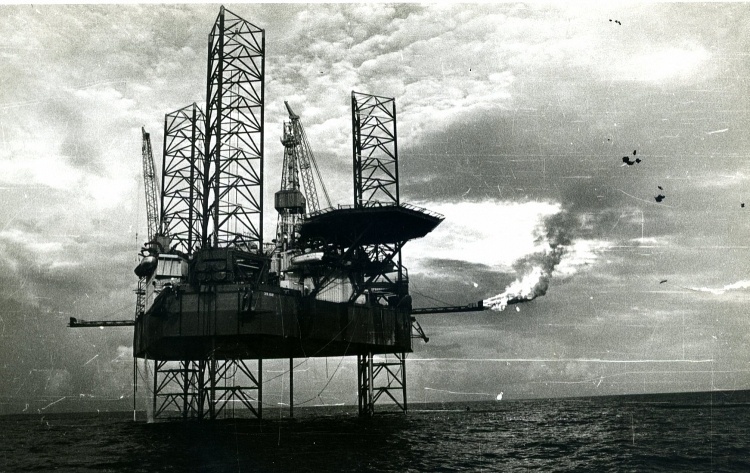 Thử vỉa dầu trong tầng móng mỏ Bạch Hổ. Ảnh tư liệu: Petrovietnam