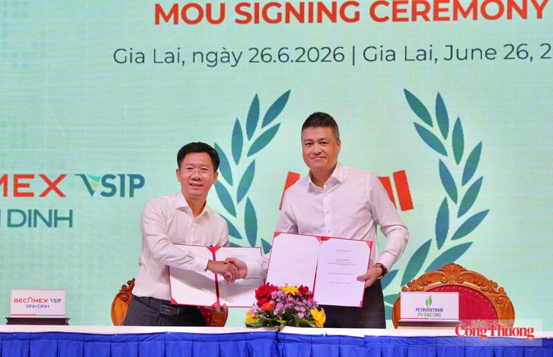 Lễ ký kết Biên bản ghi nhớ hợp tác (MOU) giữa Công ty Cổ phần Becamex Bình Định và Công ty Cổ phần CNG Việt Nam. Ảnh: Hiền Mai