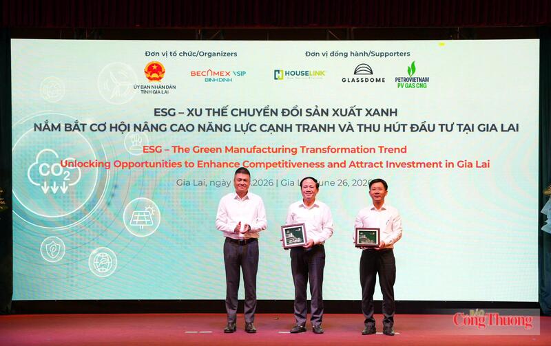 Ông Vũ Duy Đông, Giám đốc Công ty Cổ phần CNG Việt Nam tặng quà lưu niệm cho tỉnh Gia Lai và Công ty Cổ phần Becamex Bình Định. Ảnh: Hiền Mai