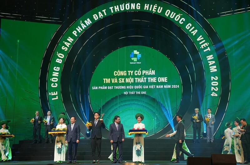 Đại diện Công ty CP TM&SX Nội thất The One nhận danh hiệu Thương hiệu Quốc Gia 2024. Ảnh: Nội thất The One