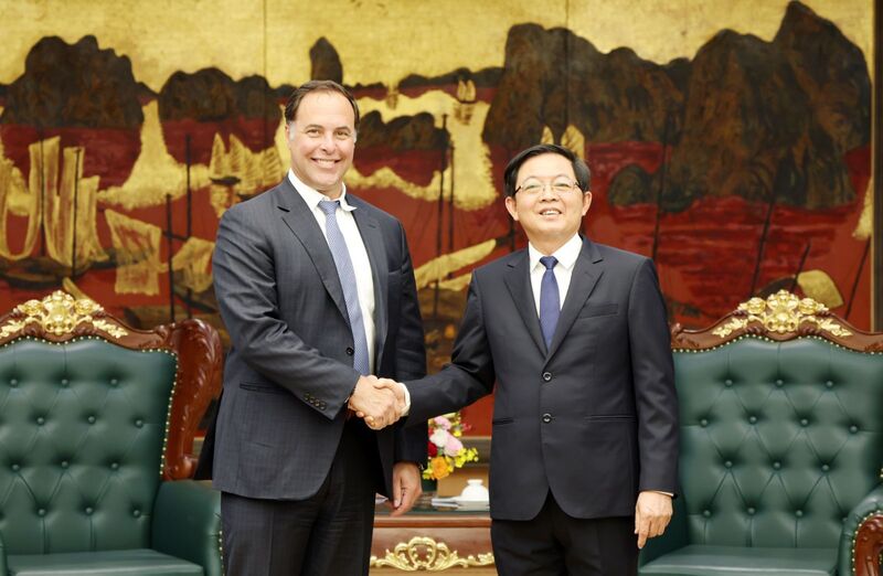 Phó Thủ tướng Hồ Quốc Dũng tiếp ông Jeff Place, Giám đốc chuỗi cung ứng Tập đoàn Coherent (Hoa Kỳ) - Ảnh: VGP/Gia Huy
