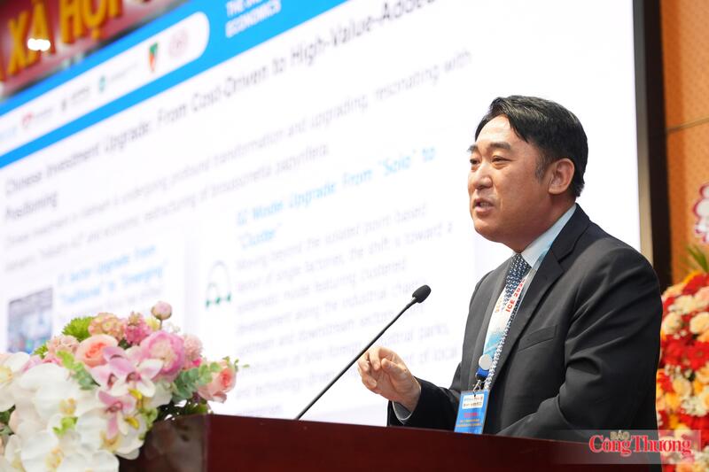 Diễn giải quốc tế chia sẻ, phân tích chuyên sâu về chuyển đổi số, ứng phó với biến đổi khí hậu, phát triển bền vững tại sự kiện.