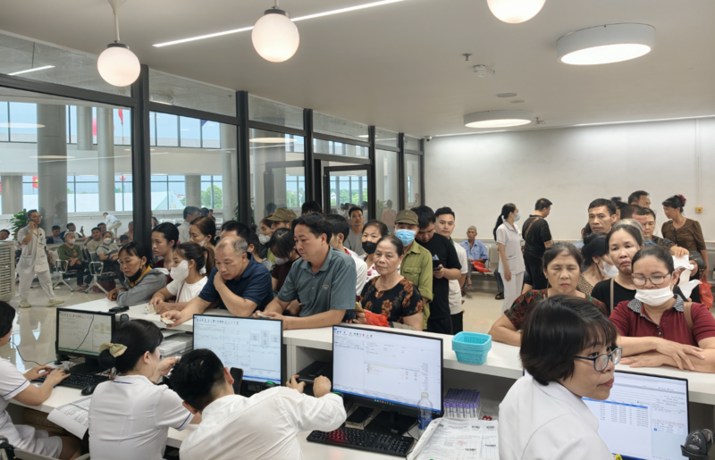 Đón tiếp người bệnh thăm khám tại Bệnh viện Bạch Mai cơ sở Ninh Bình.