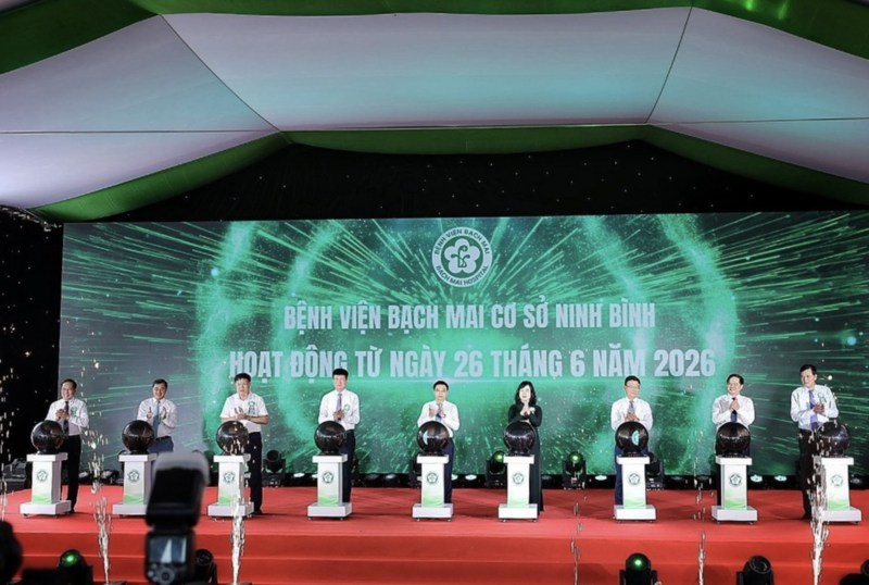 Các đại biểu thực hiện nghi thức khai trương hoạt động Bệnh viện Bạch Mai cơ sở Ninh Bình - Ảnh: Anh Tuấn