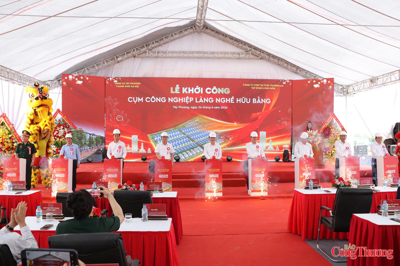 Các đại biểu thực hiện nghi thức khởi công. Ảnh: Thanh Tuấn
