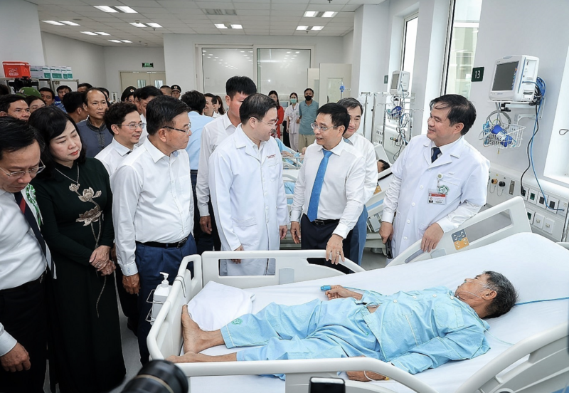 Các đại biểu thăm bệnh nhân đang điều trị tại bệnh viện - Ảnh: Anh Tuấn