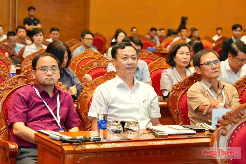 Ông Võ Mai Hưng (ở giữa), Phó Giám đốc Sở Công Thương Gia Lai cùng đại diện lãnh đạo sở, ban, ngành tỉnh Gia Lai.