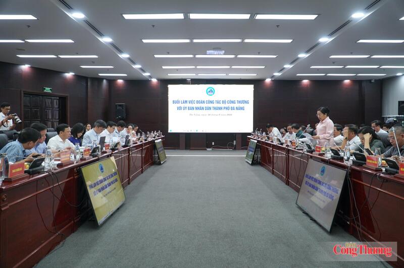 Đoàn công tác Bộ Công Thương do Thứ trưởng Trương Thanh Hoài làm việc với UBND TP. Đà Nẵng về tình hình phát triển công nghiệp, năng lượng trên địa bàn.