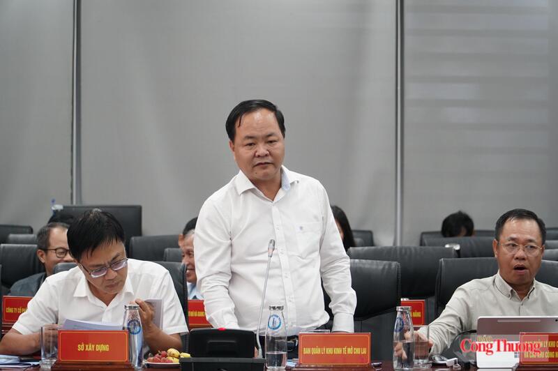 Lãnh đạo Ban Quản lý Khu kinh tế mở Chu Lai phát biểu.