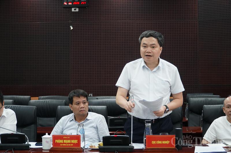 Lãnh đạo Cục Công nghiệp phát biểu thông tin về các kiến nghị liên quan đến lĩnh vực công nghiệp của TP. Đà Nẵng.