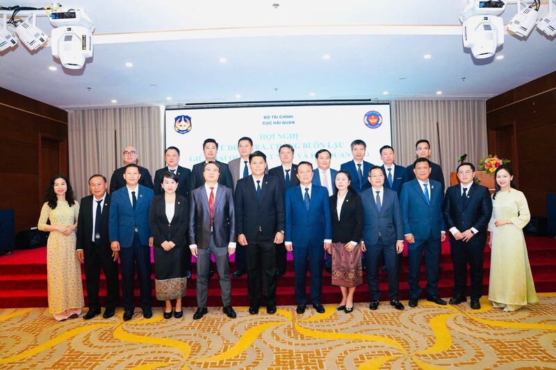 Các đại biểu hai nước Việt Nam - Lào chụp ảnh lưu niệm tại hội nghị. Ảnh: Cục Hải quan