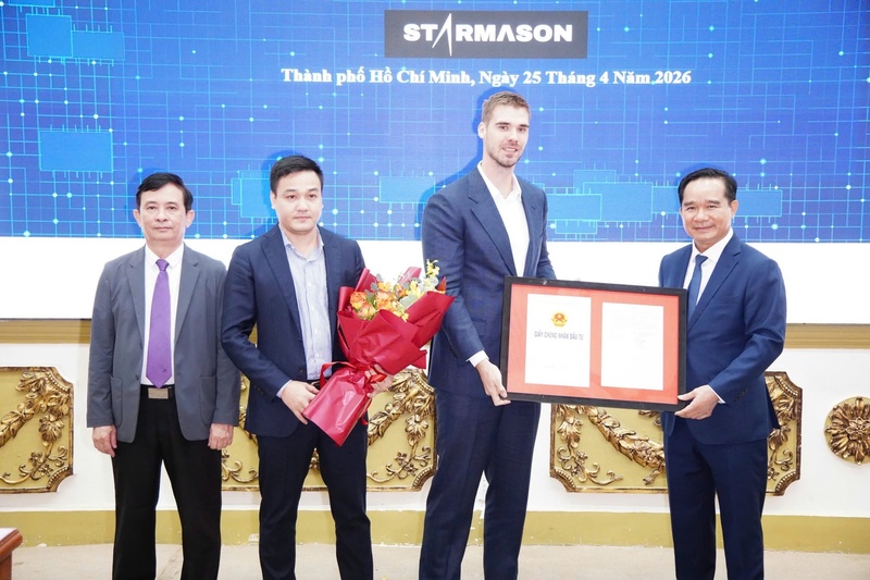 Lãnh đạo UBND TP. Hồ Chí Minh trao giấy chứng nhận đăng ký đầu tư cho các dự án công nghệ cao. Ảnh: VGP.