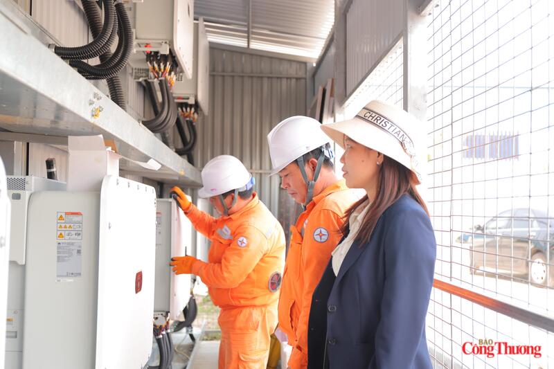 Các khung giờ từ giữa trưa đến đầu giờ chiều và khung giờ buổi tối ghi nhận mức tiêu thụ điện đặc biệt cao. Ảnh: Trọng Tùng