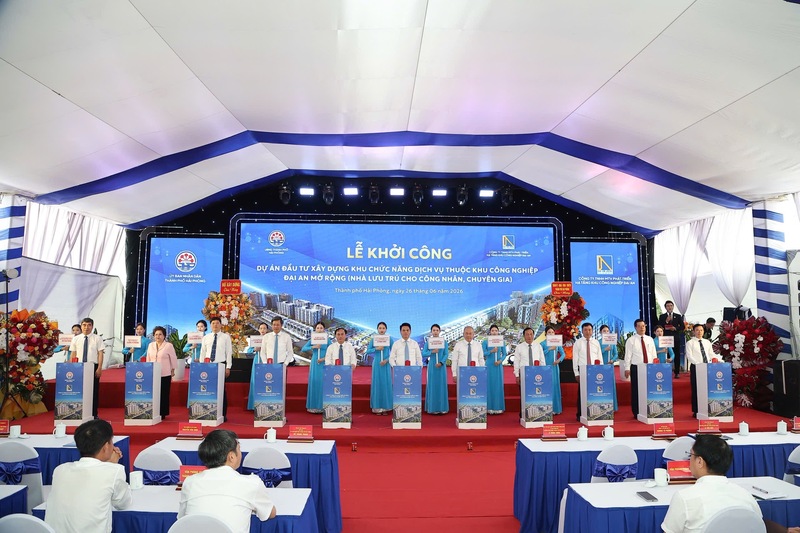 Các đại biểu nhấn nút khởi công dự án. Ảnh: Việt Cường