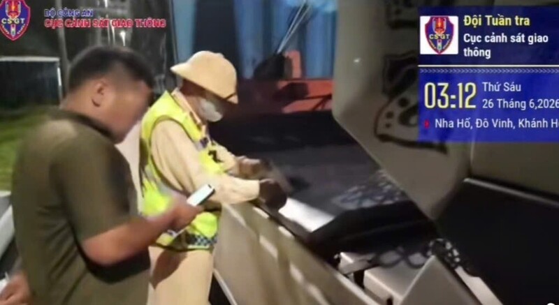 Lực lượng cảnh sát giao thông tiến hành niêm phong phương tiện, tạm giữ xe vi phạm trong 7 ngày theo quy định. Ảnh: Cục Cảnh sát giao thông