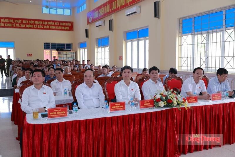 Ủy viên Trung ương Đảng, Phó Chủ tịch Quốc hội Nguyễn Hồng Diên; Phó Chủ nhiệm Ủy ban Khoa học, Công nghệ và Môi trường Tạ Đình Thi; Phó Chủ nhiệm Ủy ban Công tác đại biểu Nguyễn Đại Thắng; Phó Chủ nhiệm Văn phòng Quốc hội Nguyễn Mạnh Hùng và các đại biểu tham dự hội nghị.
