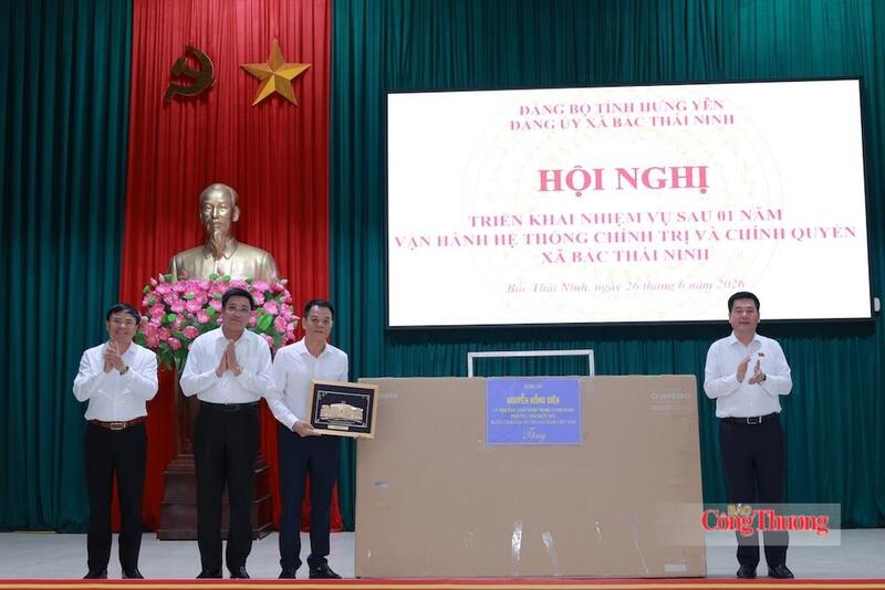 Phó Chủ tịch Quốc hội Nguyễn Hồng Diên tặng quà Đảng bộ, chính quyền, HĐND, nhân dân xã Bắc Thái Ninh