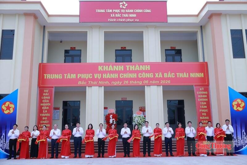 Phó Chủ tịch Quốc hội Nguyễn Hồng Diên, các đồng chí lãnh đạo Trung ương, lãnh đạo tỉnh, các đại biểu dự cắt băng khánh thành Trung tâm Phục vụ hành chính công xã Bắc Thái Ninh