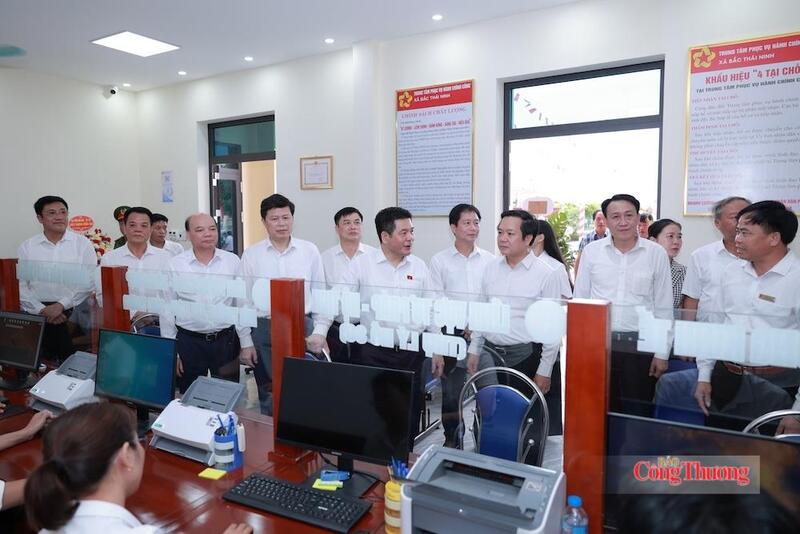 Phó Chủ tịch Quốc hội Nguyễn Hồng Diên, các đồng chí lãnh đạo Trung ương, lãnh đạo tỉnh, các đại biểu thăm Trung tâm Phục vụ hành chính công xã Bắc Thái Ninh.