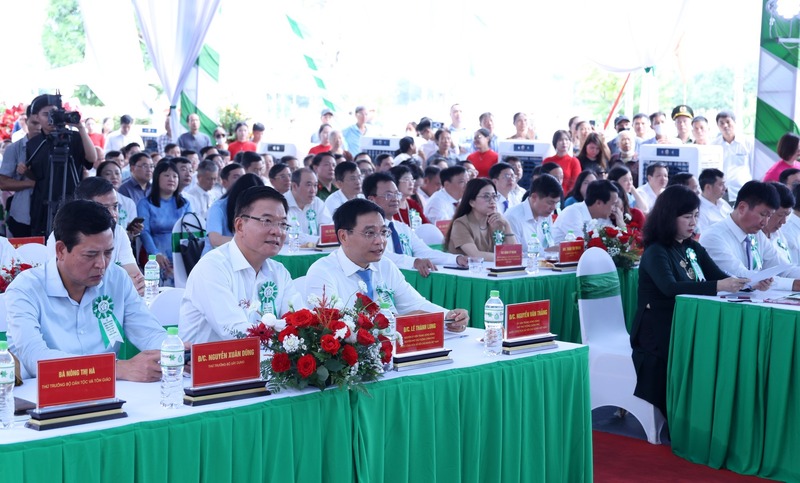 Phó Thủ tướng Nguyễn Văn Thắng, nguyên Phó Thủ tướng Lê Thành Long, Bộ trưởng Bộ Y tế Đào Hồng Lan, Bí thư Tỉnh uỷ Ninh Bình Trần Huy Tuấn cùng các đại biểu dự buổi lễ - Ảnh: VPG/Đức Tuân