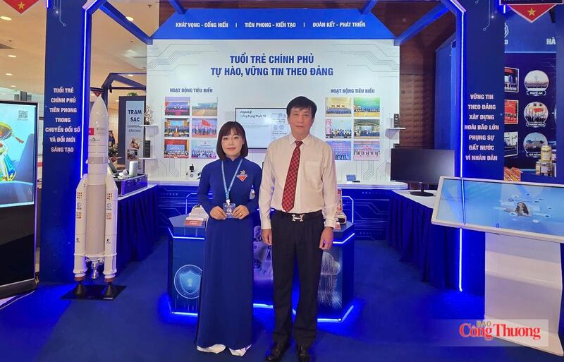 Đồng chí Phan Văn Bản - Phó Bí thư chuyên trách Đảng ủy Bộ Công Thương tham quan gian trưng bày giới thiệu các sản phẩm sáng tạo của thanh niên ngành Công Thương nói riêng và thanh niên Chính phủ nói chung tại Đại hội.