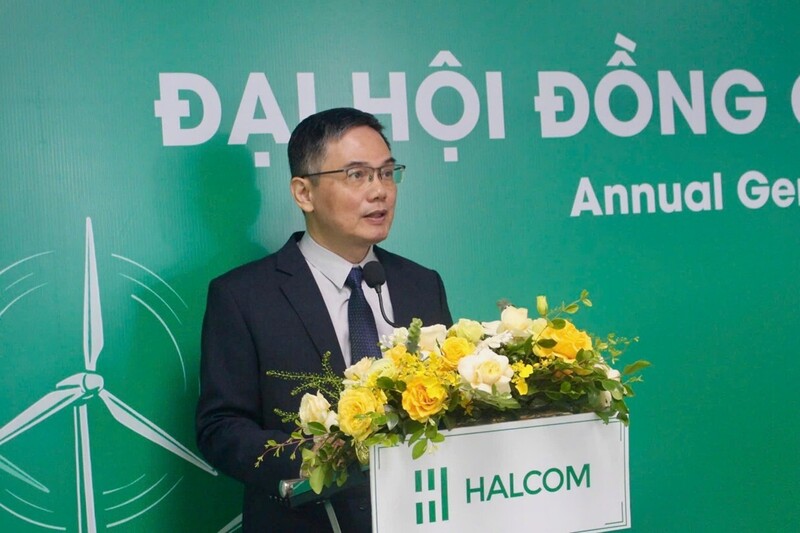 Ông Nguyễn Việt Dũng - Phó Chủ tịch HĐQT Halcom Việt Nam báo cáo kết quả hoạt động kinh doanh năm 2025 và định hướng 2026. Ảnh: Halcom Việt Nam