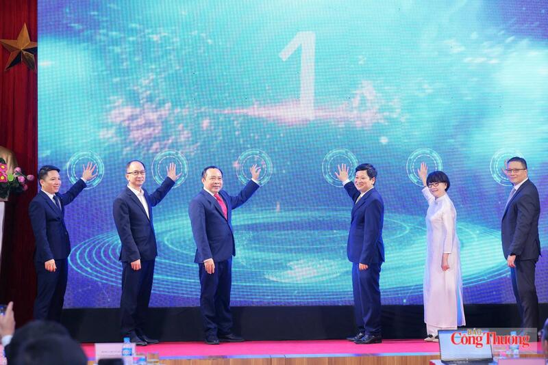 Bộ trưởng Bộ Khoa học và Công nghệ Vũ Hải Quân cùng các đại biểu bấm nút ra mắt Trung tâm quốc gia hỗ trợ sản xuất thử chip bán dẫn