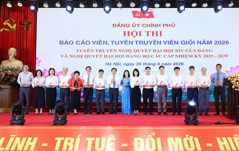 Ủy viên Trung ương Đảng - Phó Bí thư Đảng ủy Chính phủ Nguyễn Thị Tuyến trao biểu trưng lưu niệm cho các đơn vị dự thi. Ảnh: VGP/TT