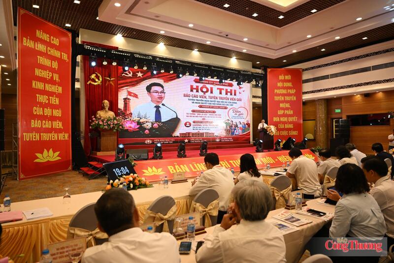 Thí sinh Lường Văn Thưởng đến từ Đảng ủy Bộ Dân tộc và Tôn giáo với bài thuyết trình: "Tư tưởng 'Dân là gốc' trong Văn kiện Đại hội đại biểu toàn quốc lần thứ XIV của Đảng". Ảnh: Nguyên Khánh