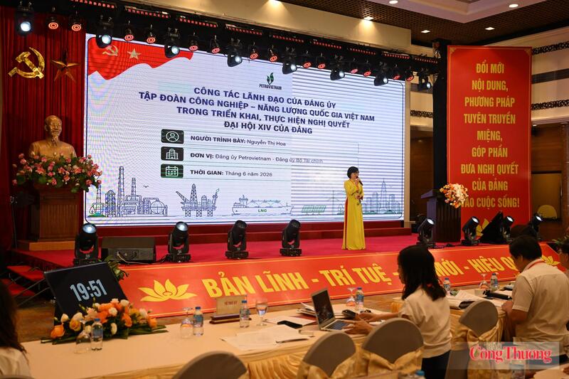 Thí sinh Nguyễn Thị Hoa đến từ Đảng ủy Bộ Tài Chính với bài thuyết trình: "Công tác lãnh đạo của Đảng ủy Tập đoàn Công nghiệp - Năng lượng Quốc gia Việt Nam trong triển khai, thực hiện Nghị quyết Đại hội XIV của Đảng". Ảnh: Nguyên Khánh