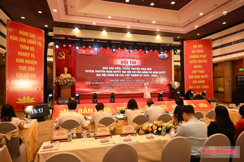Thí sinh Phạm Thị Ngọc Giàu đến từ Đảng ủy Bộ Tài Chính với bài thuyết trình: "Đột phá phát triển khoa học, công nghệ và đổi mới sáng tạo: Từ Nghị quyết Đại hội XIV của Đảng đến chiến lược tăng trưởng xanh của Tập đoàn Công nghiệp Cao su Việt Nam". Ảnh: Nguyên Khánh