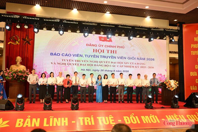 Đồng chí Nguyễn Thị Tuyến, Ủy viên Ban Chấp hành Trung ương Đảng, Phó Bí thư Thường trực Đảng ủy Chính phủ, cùng đại diện lãnh đạo Ban Tuyên giáo và Dân vận Trung ương trao biểu trưng cho 15 Đảng bộ trực thuộc có thí sinh tham gia. Ảnh: Nguyên Khánh
