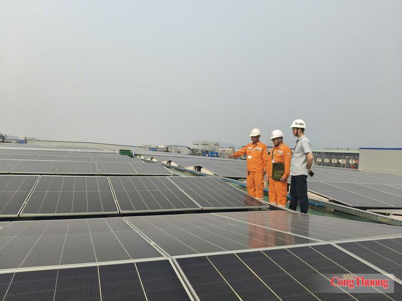 Thời tiết nắng nóng kéo dài đã đẩy nhu cầu tiêu thụ tăng cao đột biến, xác lập kỷ lục mới đồng thời cả về công suất cực đại và sản lượng. Ảnh minh hoạ