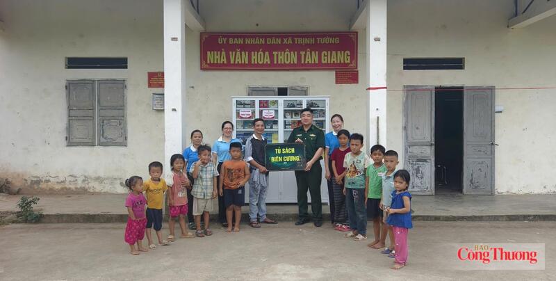 Đoàn công tác trao tặng tủ sách Biên Cương cho nhân dân thôn Tân Giang đặt tại Nhà văn hóa thôn Tân Giang, xã Trịnh Tường (tỉnh Lào Cai).