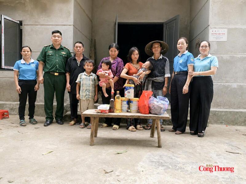 Đoàn công tác trao quà cho gia đình có hoàn cảnh đặc biệt khó khăn trong xã Trịnh Tường (tỉnh Lào Cai).