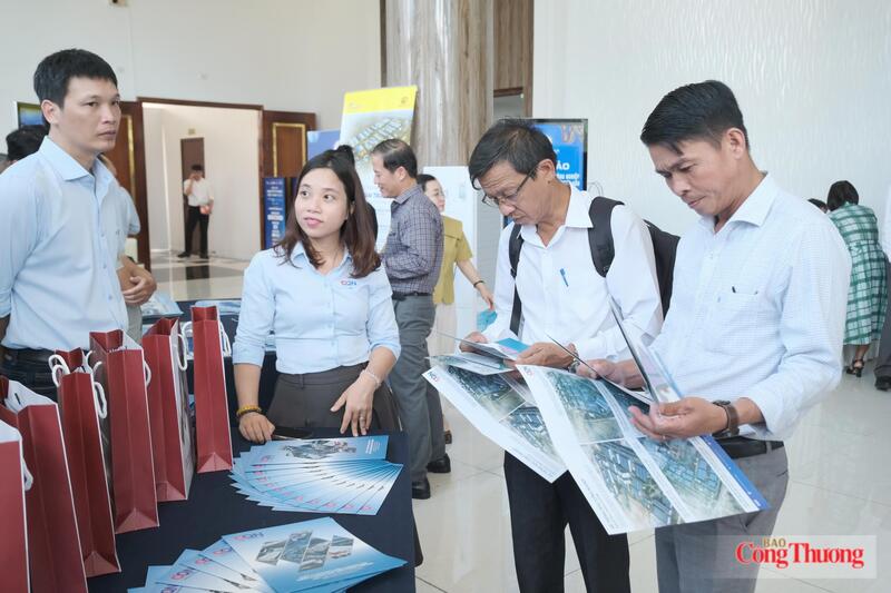 Các hoạt động bên lề hội thảo. Ảnh: Lê Sơn