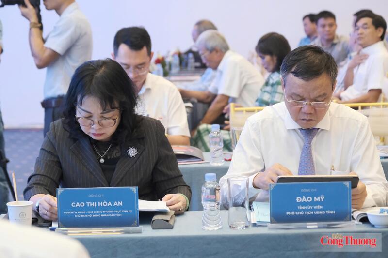 Bà Cao Thị Hoà An, Uỷ viên Ban Chấp hành Trung ương Đảng, Phó Bí thư Thường trực tỉnh Đắk Lắk (trái) và ông Đào Mỹ, Phó Chủ tịch UBND tỉnh Đắk Lắk tại hội thảo. Ảnh: Lê Sơn
